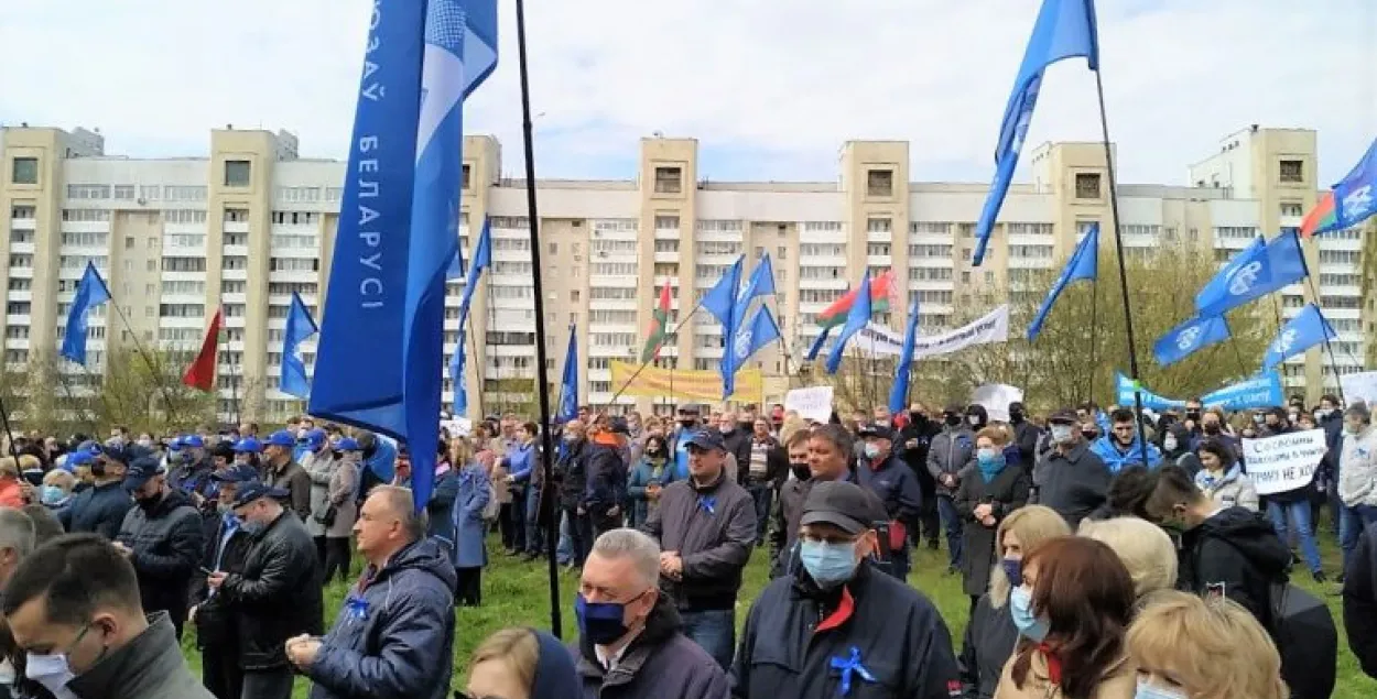 Медики также участвовали в митинге против санкций возле посольства США