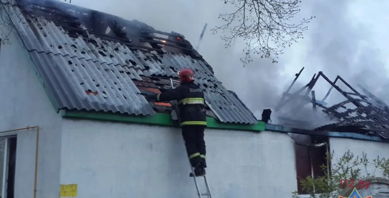 Пад Брэстам гарэў жылы дом 