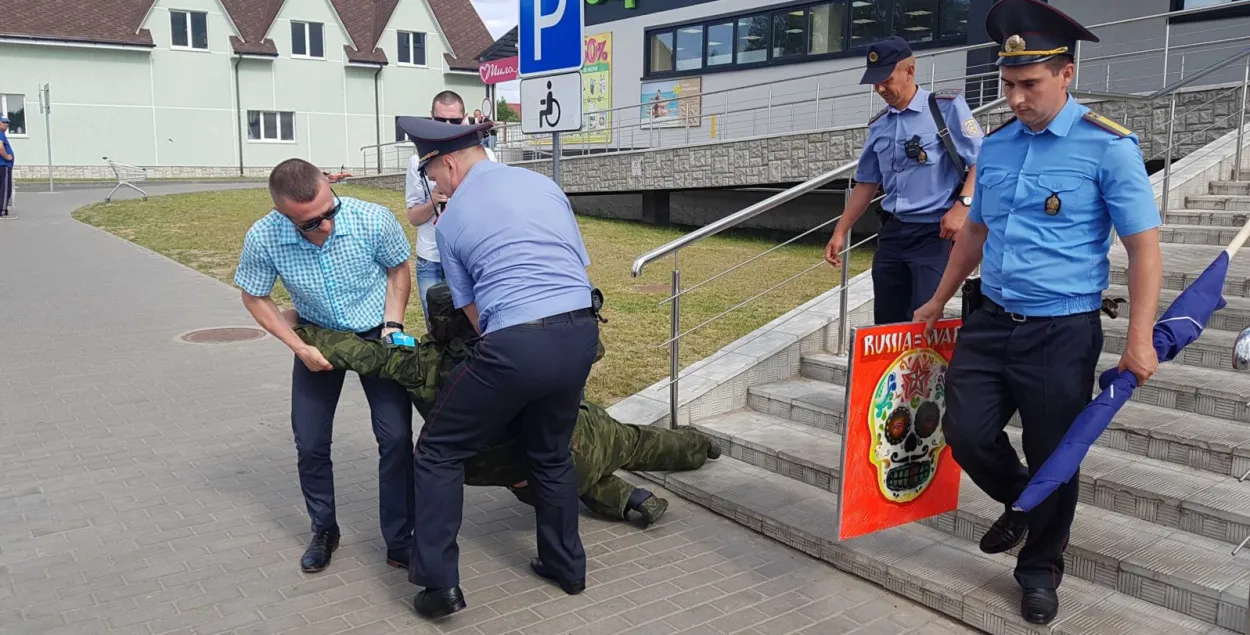 Мастака Алеся Пушкіна затрымалі падчас перформансу ў Крупках (фота)