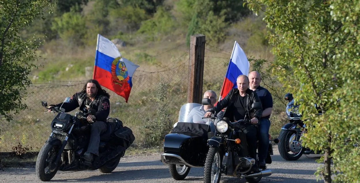 Падчас пратэстаў у Маскве Пуцін катаўся ў Крыме на матацыкле з "Начнымі ваўкамі"