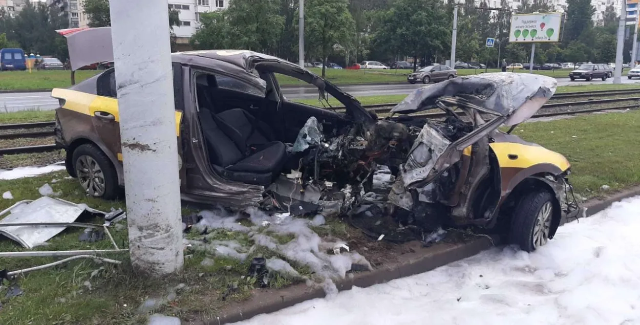 У Віцебску таксоўка разбілася аб слуп і загарэлася, кіроўца цудам не пацярпеў