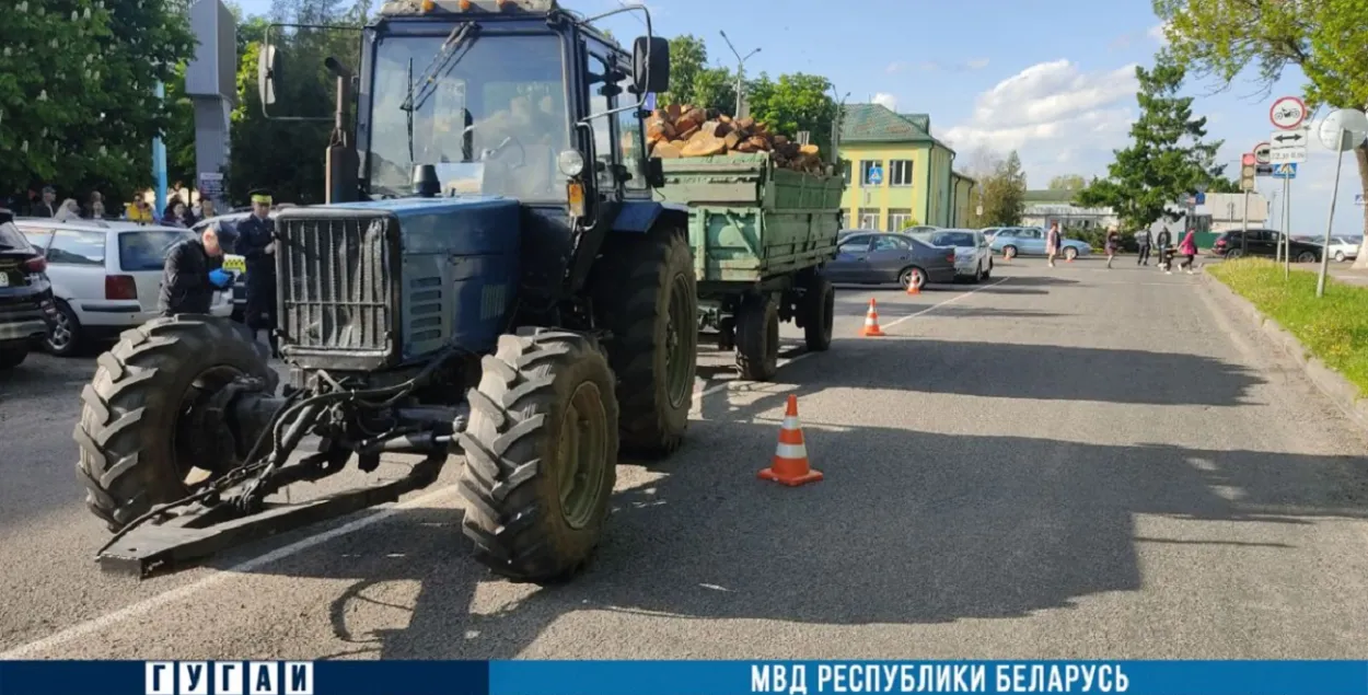 У Рэчыцы пад коламі трактара загінула жанчына, дзіця — у рэанімацыі