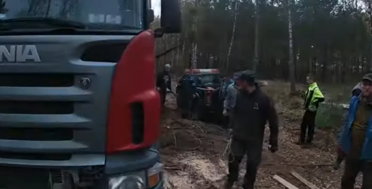 У Польшчы фермеры ратавалі беларуса, які з фурай заграз у лесе