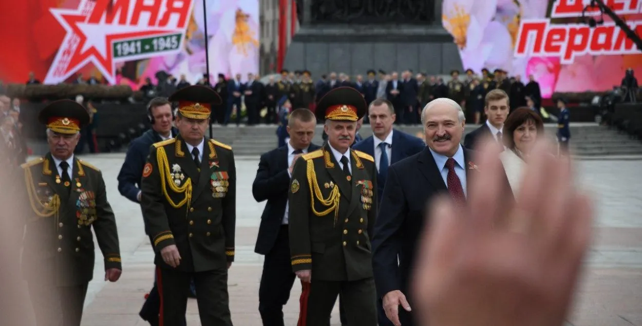 Новый госсекретарь Совбеза Андрей Равков (в центре слева) со своим предшественником Станиславом Засем (в центре справа) и Александром Лукашенко на площади Победы в Минске / Еврорадио