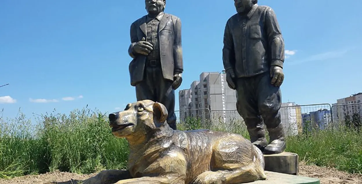 У Гродне паставілі скульптуры герояў фільма “Белыя Росы”