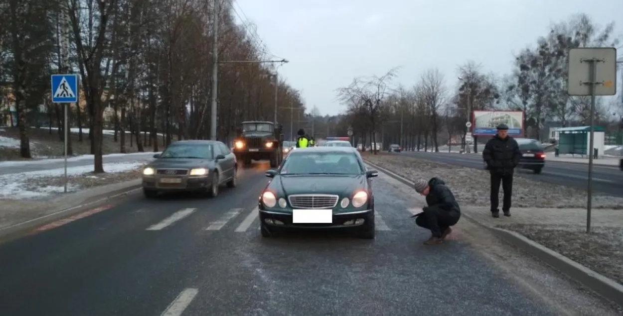 У Гродне пад Mercedes трапіла жанчына, якая несла на руках дзіця