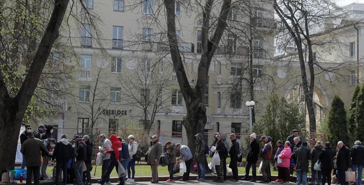 Раздача ежы ў Міхайлаўскім скверы ў цэнтры Мінска падчас пандэміі COVID-19 / Васіль Федасенка / Reuters