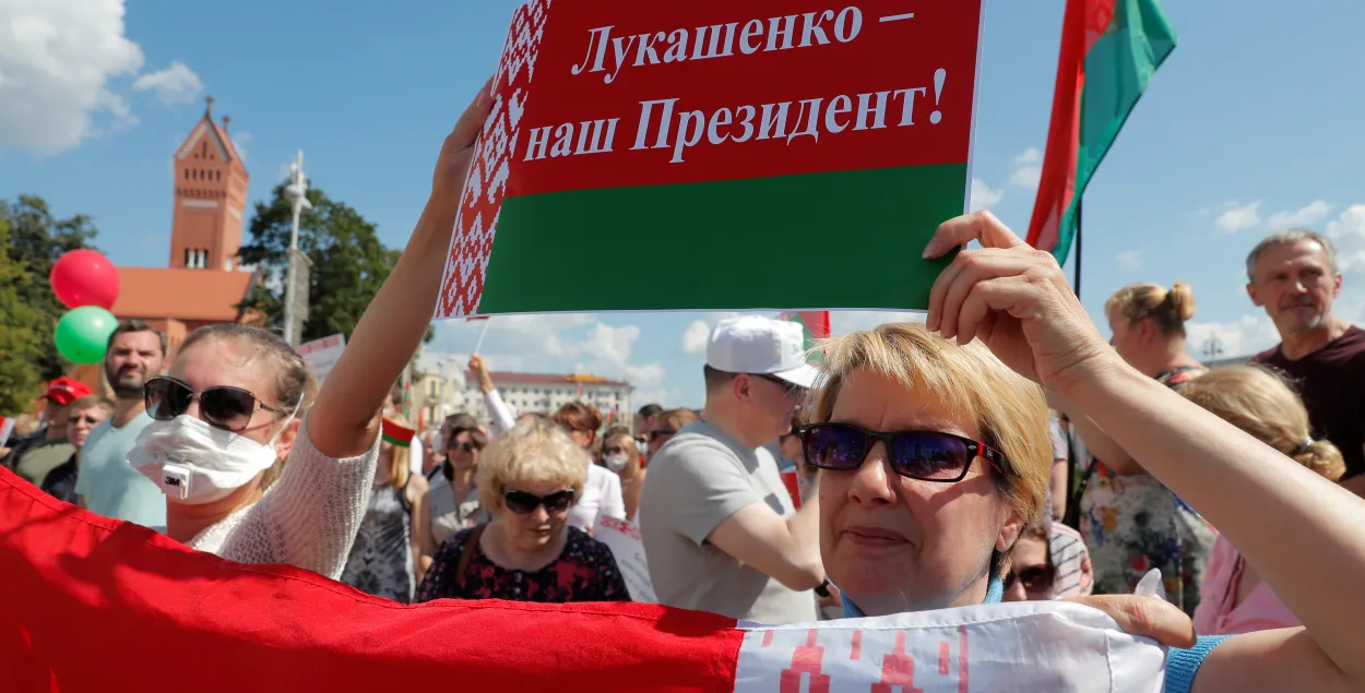 На акцыі прыхільнікаў Лукашэнкі / Reuters