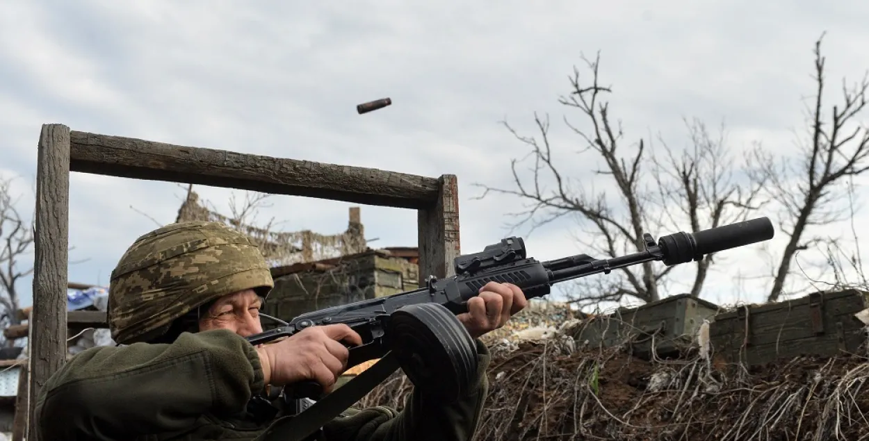 Вайсковец украінскіх узброеных сіл вядзе агонь, спрабуючы збіць меркаваны беспілотны лятальны апарат недалёка ад Данецка, Украіна, 11 красавіка 2021 года / Reuters