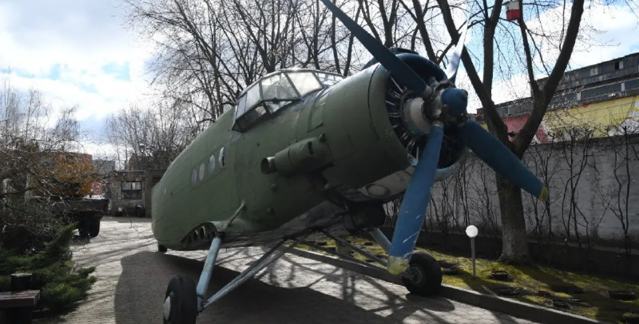 На мінскай вуліцы "прызямліўся" самалёт Ан-2, у ім адкрыюць кавярню