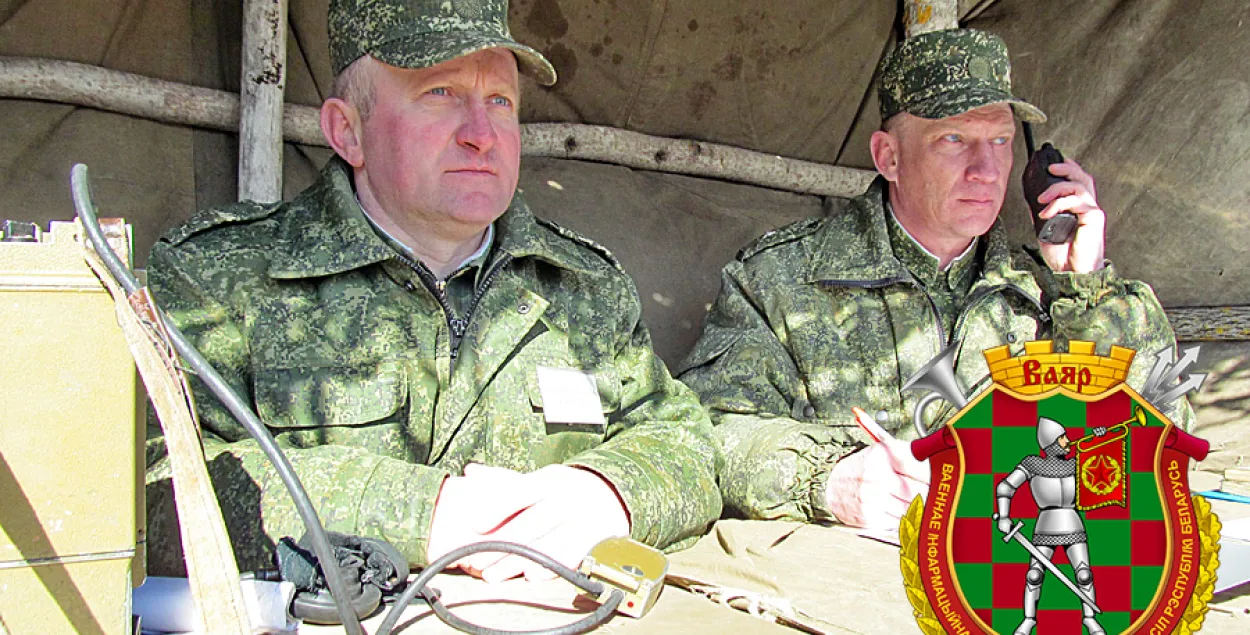 Адзін з адхіленых кіраўнікоў 72-га АНЦ &mdash; падпалкоўнік Вячаслаў Шчарбін (злева). Фота: vsr.mil.by