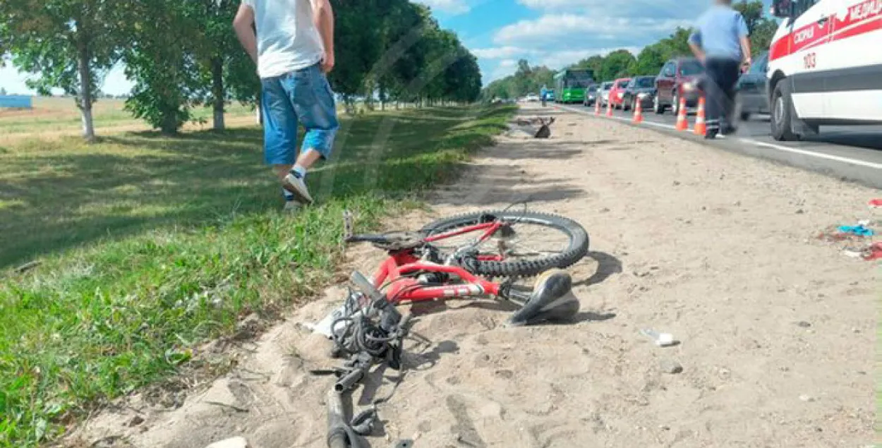 Цяжарная кіроўца збіла дваіх дзяцей-раварыстаў пад Салігорскам (фота)