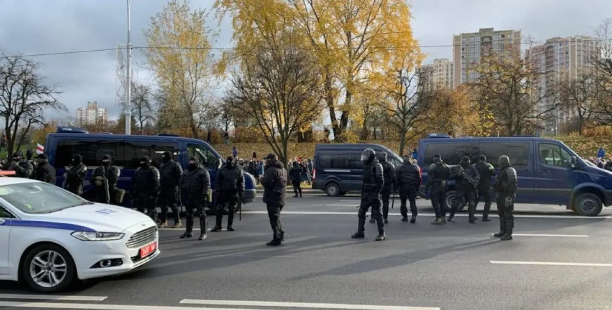 Силовики возле служебных бусиков / Еврорадио