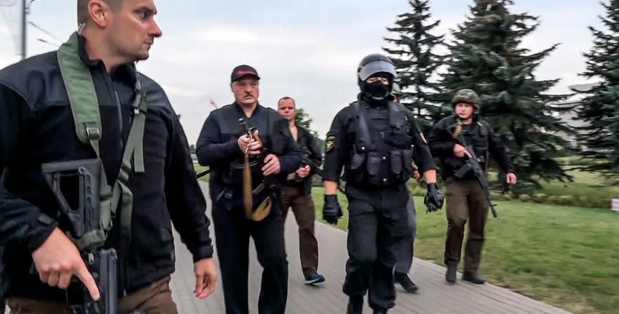 Александр Лукашенко с автоматом возле Дворца Независимости / Cкриншот с видео​