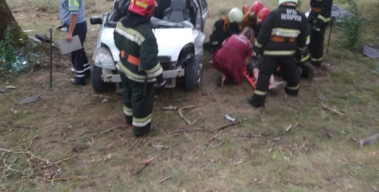 "Таёта Ярыс" з сямю падлеткамі ўрэзалася ў дрэва пад Слонімам (фота)