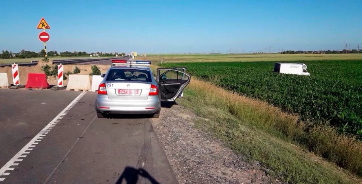 Пад Слуцкам у кювет з'ехаў мікрааўтобус, які перавозіў 2,5 тонны гарэлкі (фота)