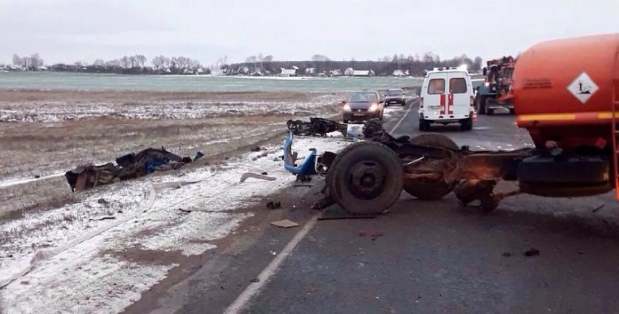 Кабіну бензавоза пры ДТЗ пад Слуцкам адарвала і выкінула на дарогу (фота)