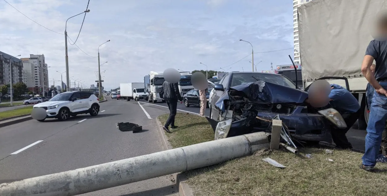 У Мінску машына збіла слуп на праезную частку (відэа)