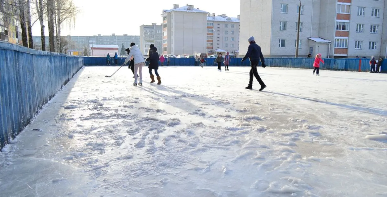 У Смаргоні залілі каток проста на снезе (фота)