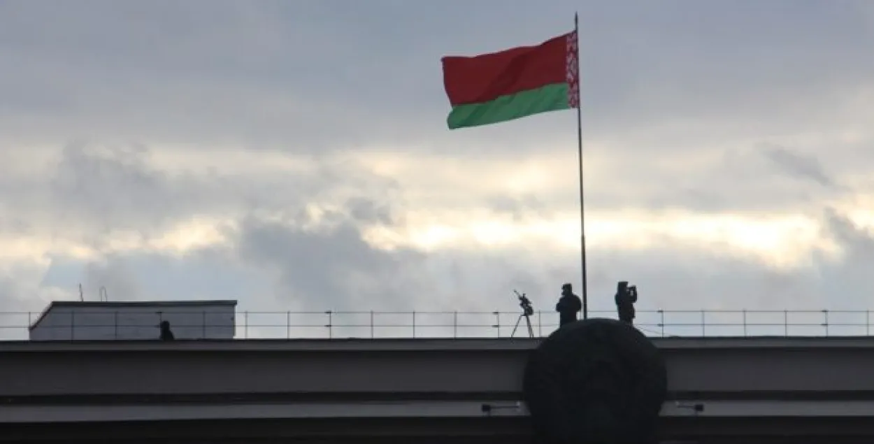 На даху Гомельскага аблвыканкама заўважылі снайпераў