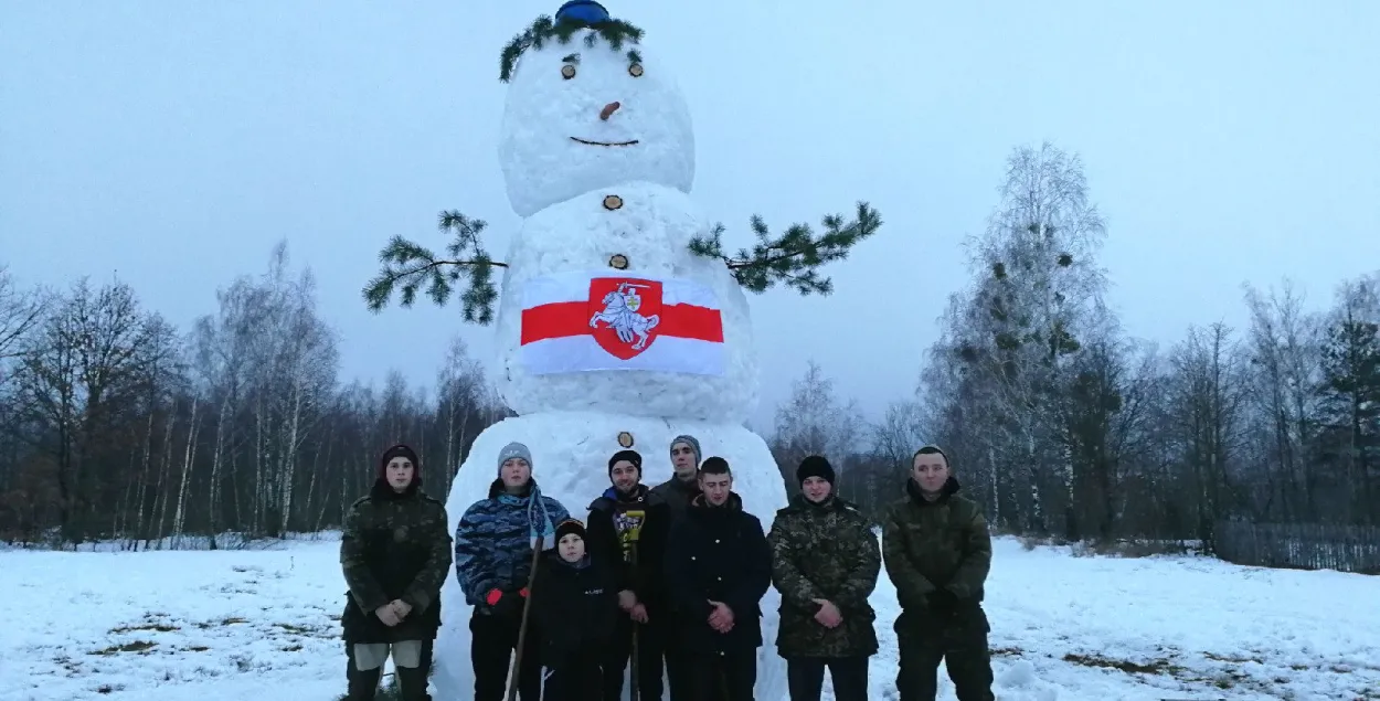 Хлопцы, якія зляпілі снегавіка з “Пагоняй”, расказваюць пра выклікі "на размову"