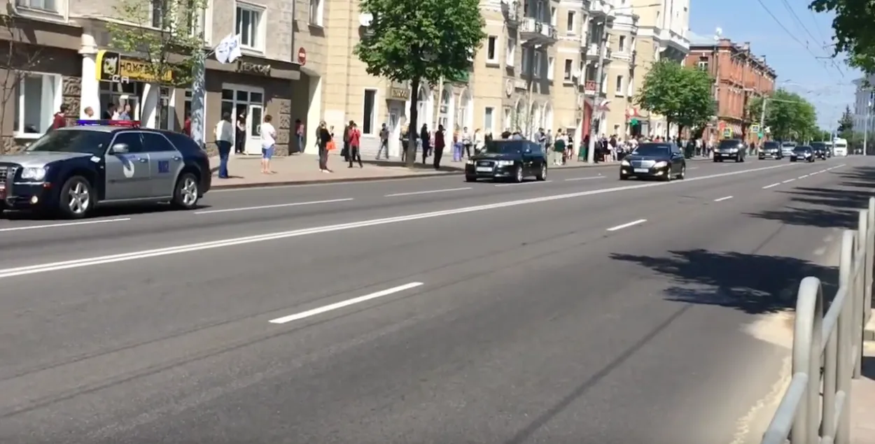Відэа: картэж Мядзведзева і Кабякова ў Магілёве — амаль 30 аўтамабіляў