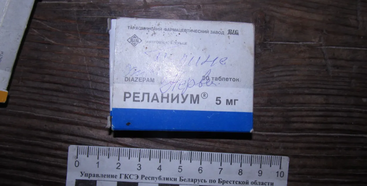 Двайняты пад Столінам атруціліся дзедавымі таблеткамі