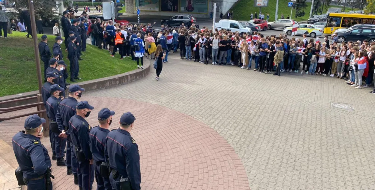 ПАДКАСТ ДНЯ: Павел Латушка з’ехаў у Польшчу, а сілавікі дабраліся да айцішнікаў