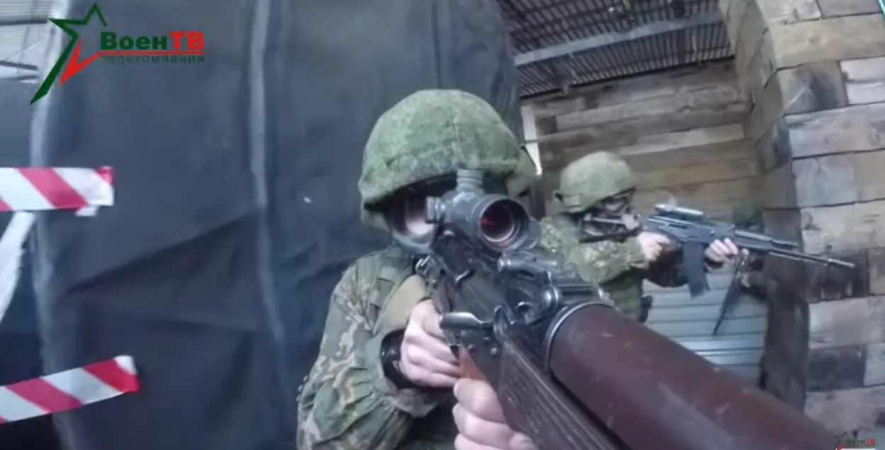 Беларускія дэсантнікі з баявымі патронамі штурмавалі дом на вучэннях (відэа) 