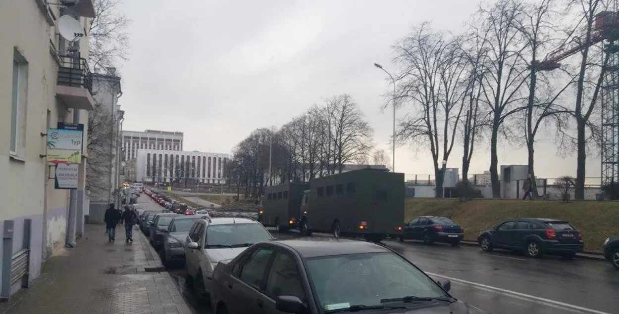 Фота: У Цэнтральны суд у Мінску ў аўтазаках прывезлі затрыманых