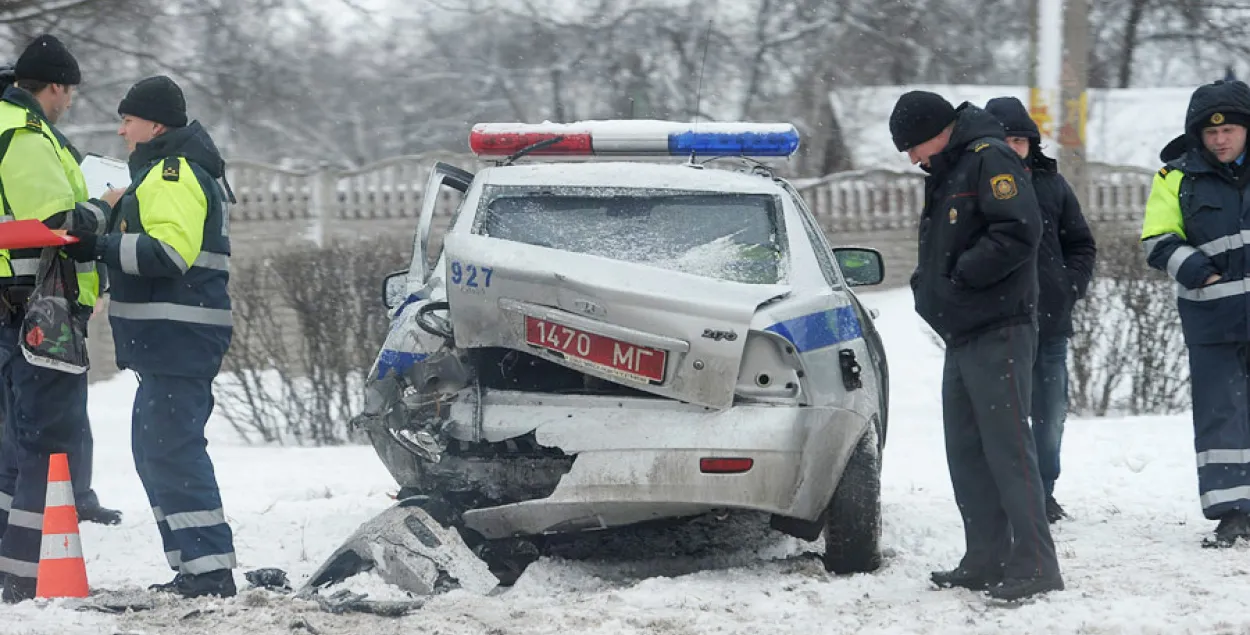 У Бабруйску аўтамабіль ДАІ выехаў на сустрэчную паласу і ўчыніў ДТЗ