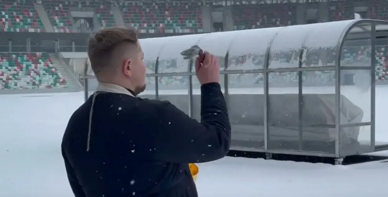 Православный священник освящает стадион &quot;Динамо&quot; / stadium-dinamo.by​