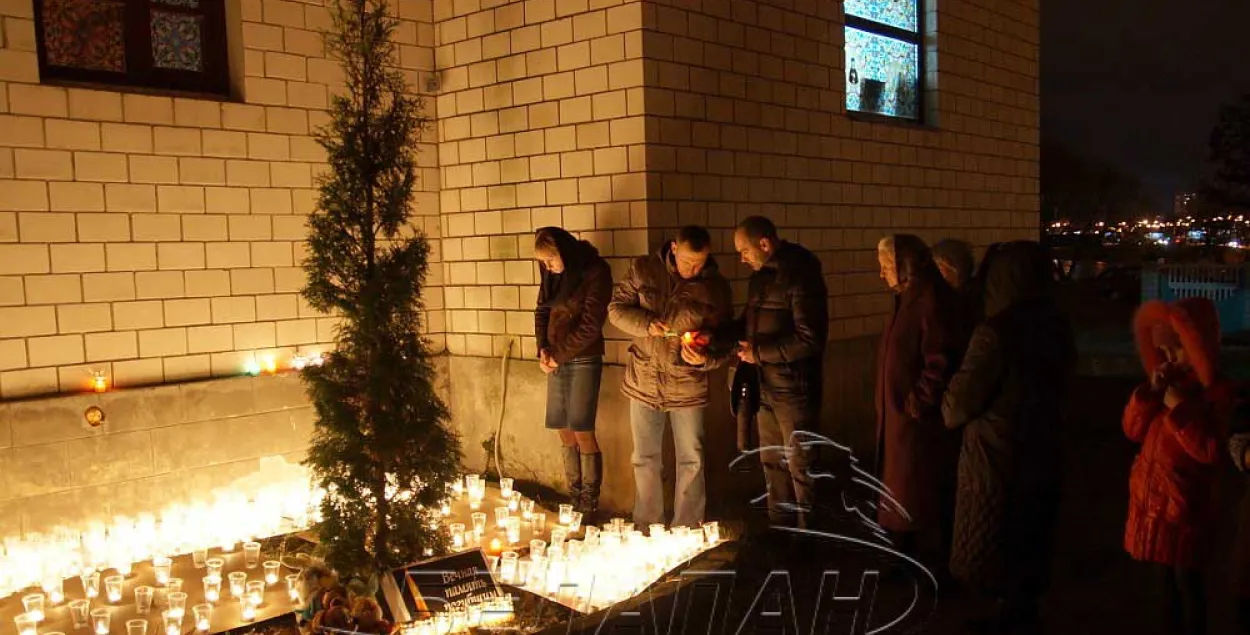 У Гомелі згадалі ахвяраў парыжскіх тэрактаў і крушэння расійскага самалёта. Фота