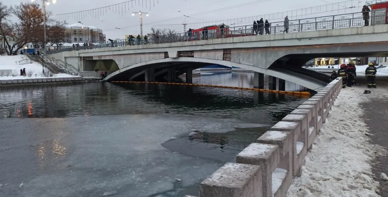 На Свислочи в Минске обнаружили масляное пятно / minsk.mchs.gov.by​