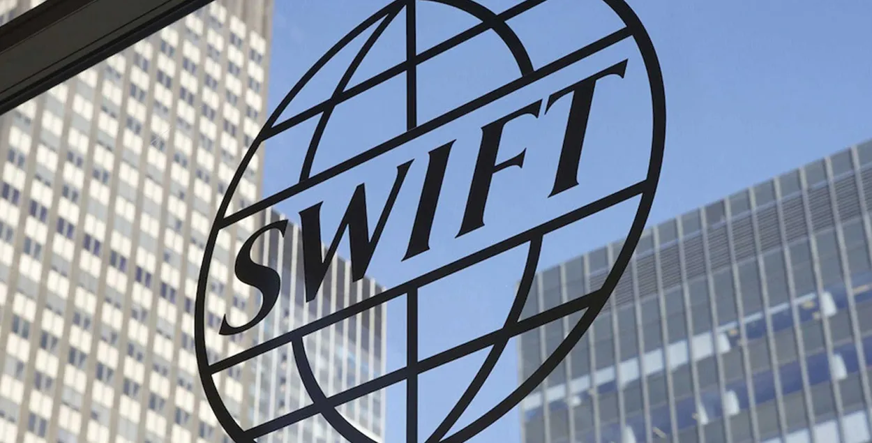 Два беларускія банкі пракаментавалі адключэнне ад SWIFT