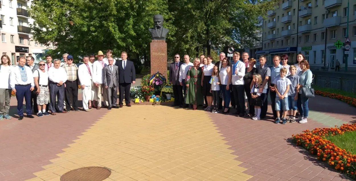 Возле бюста Тараса Шевченко в Бресте&nbsp;/ facebook.com/belsocdemparty, архіўнае фота