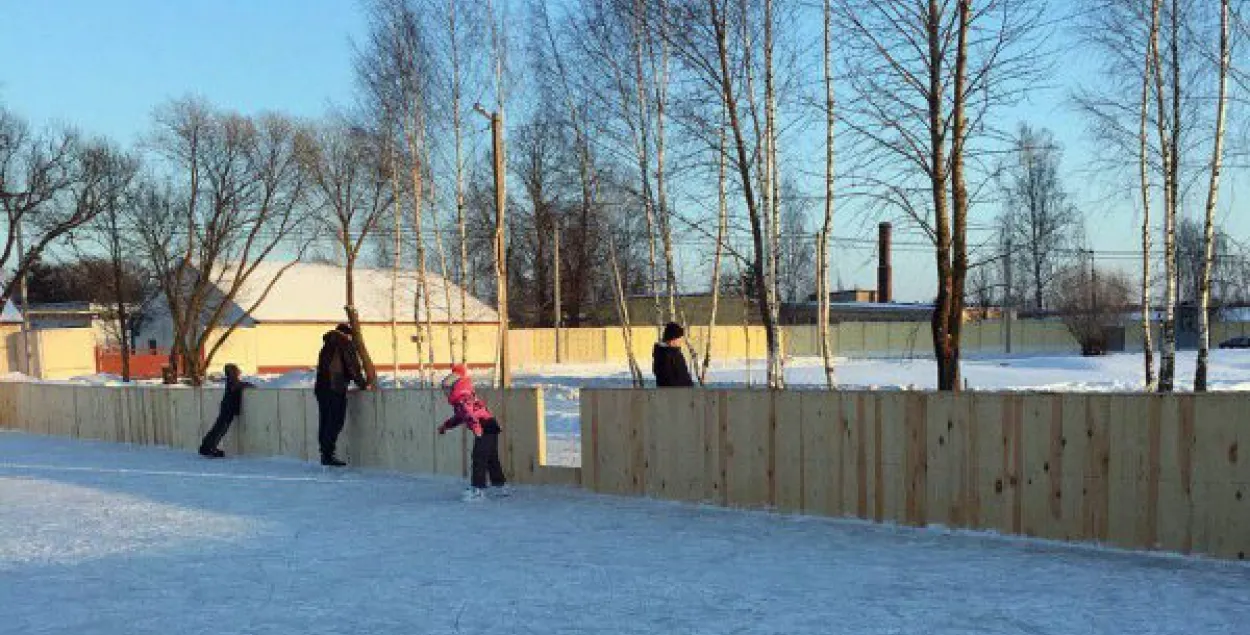 Новая хоккейная площадка в поселке Тарном / news.vitebsk.cc