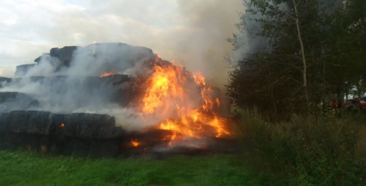 Пад Жлобінам у полі згарэла 45 тон саломы