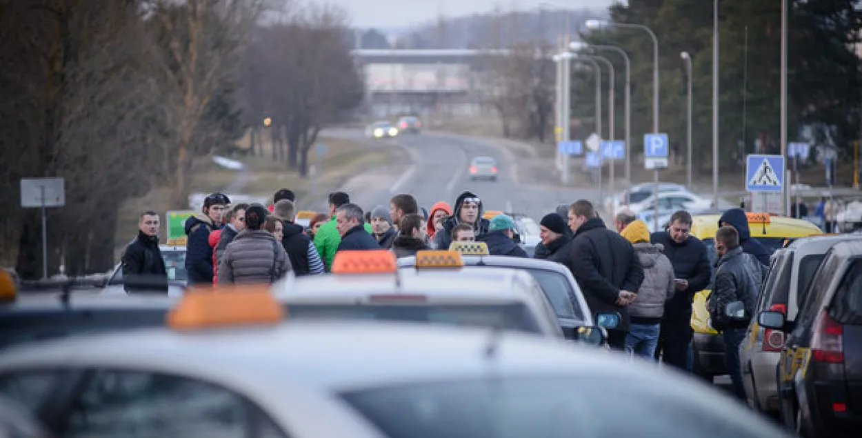 У Мінску таксісты выйшлі пратэставаць супраць Uber 