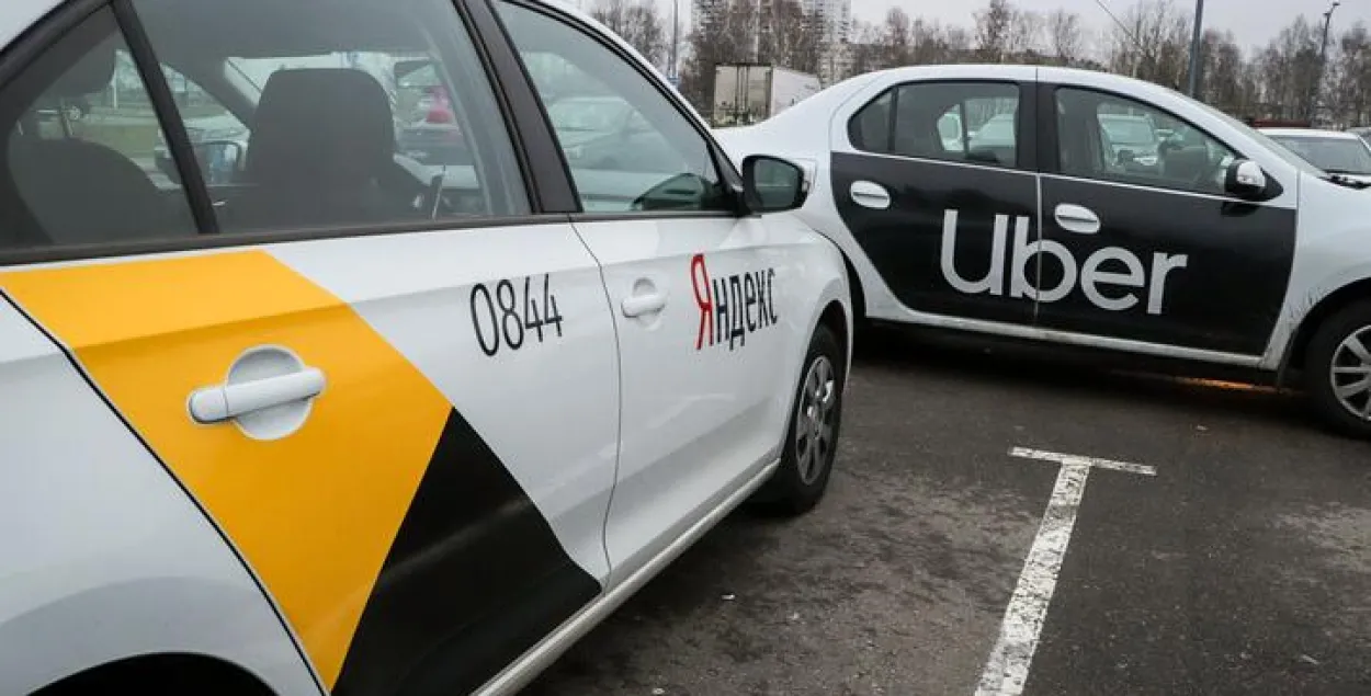 "Яндэкс.Таксі" і Uber у Беларусі заплацяць за налепкі на машынах як за рэкламу