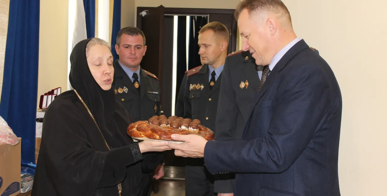 Ігумення Гаўрыіла ў Гродне вітала міліцыю: дарагія мае, не бойцеся!