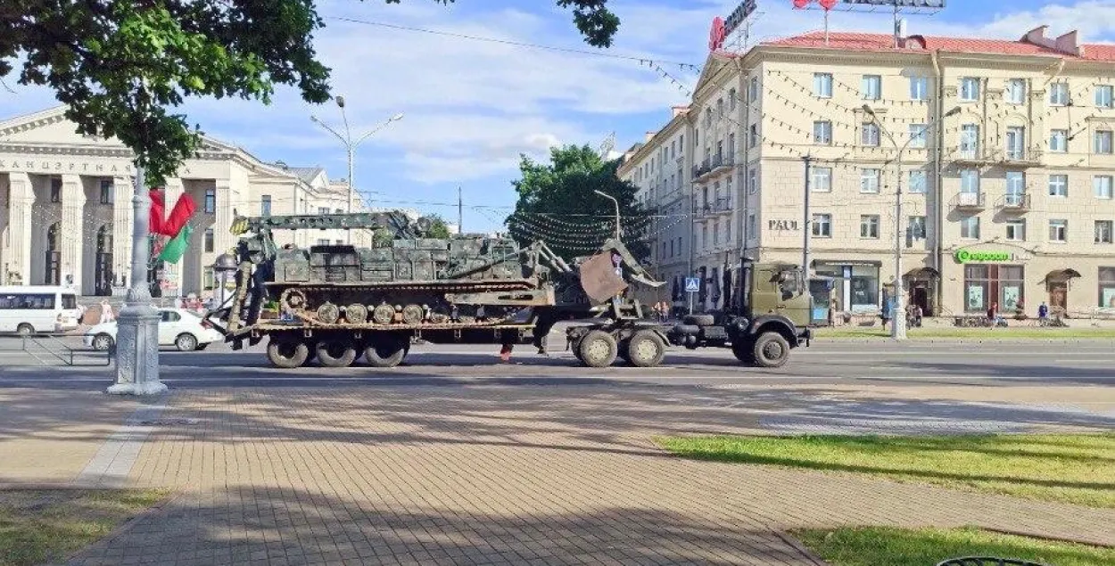 У Мінску заўважылі машыну для разбору барыкадаў