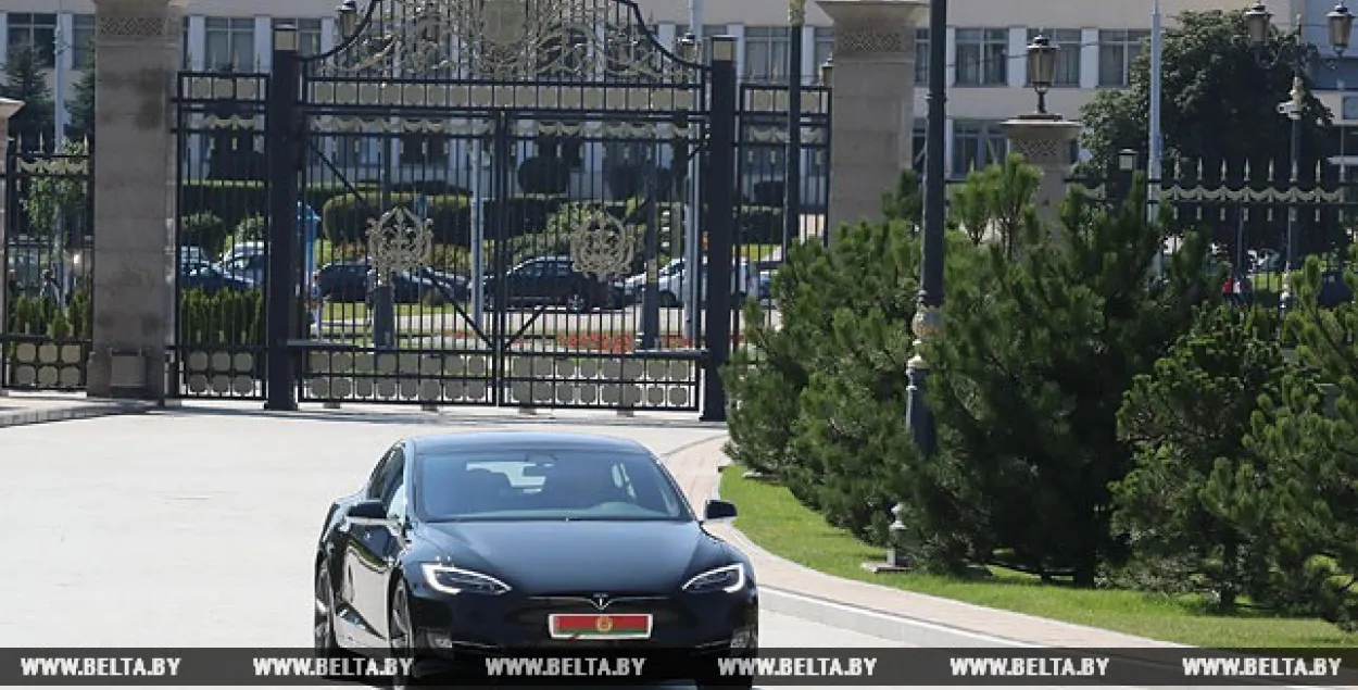 На прэзентацыю беларускага электрамабіля Лукашэнка прыедзе на "Тэсле"