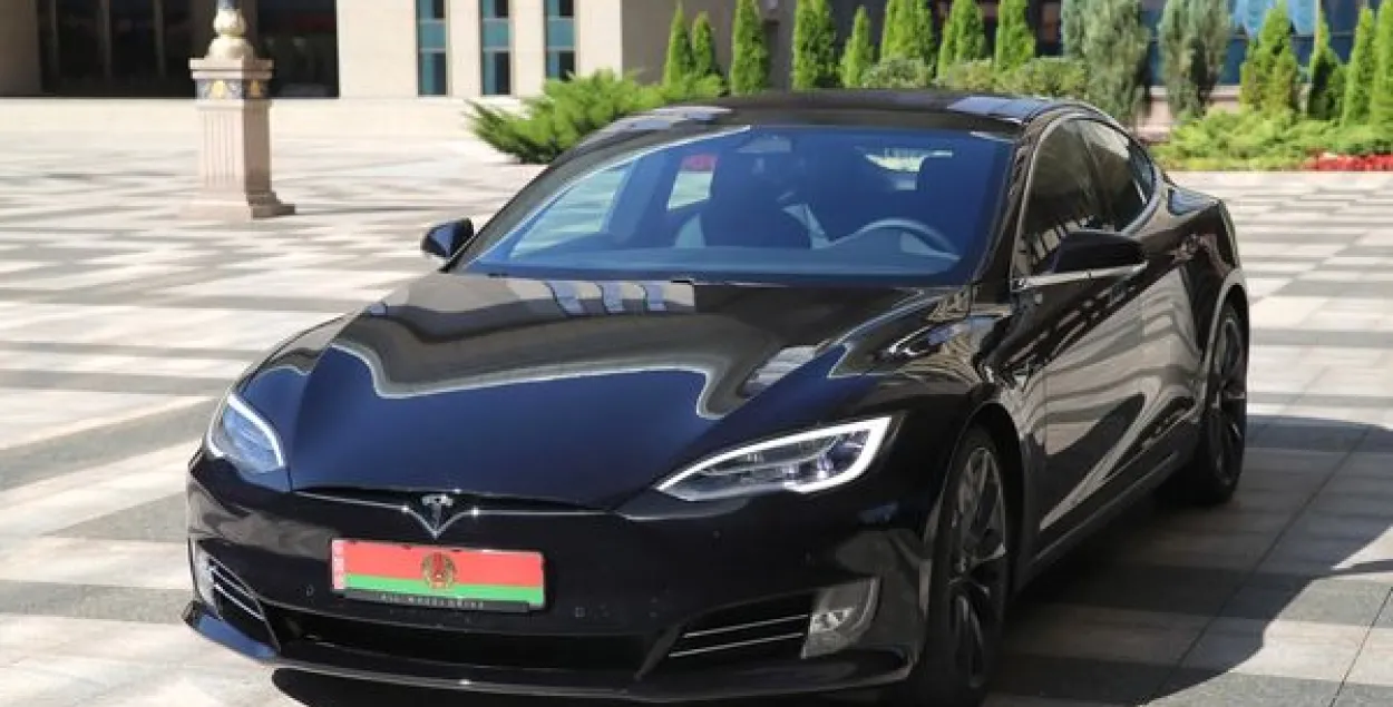 Это пока что не белорусский электрокар, а Tesla. Но уже на президентских номерах. Фото: zviazda.by