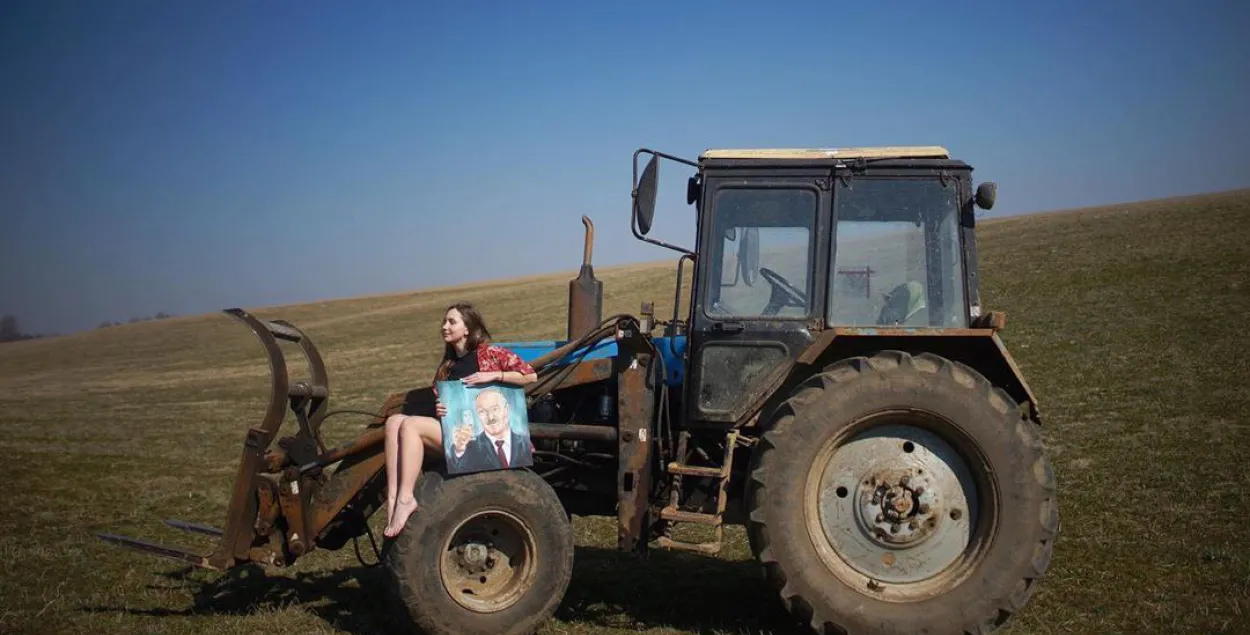 Artist, portrait and tractor / instagram.com/shelma0905/​