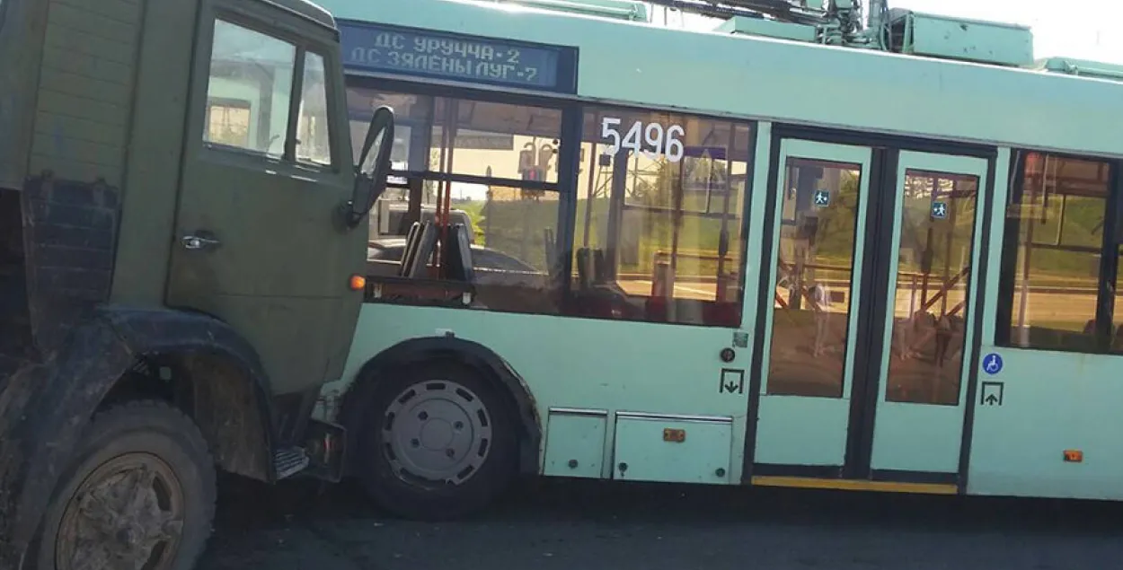 Грузавік без тэхагляду ў Мінску ўрэзаўся ў тралейбус