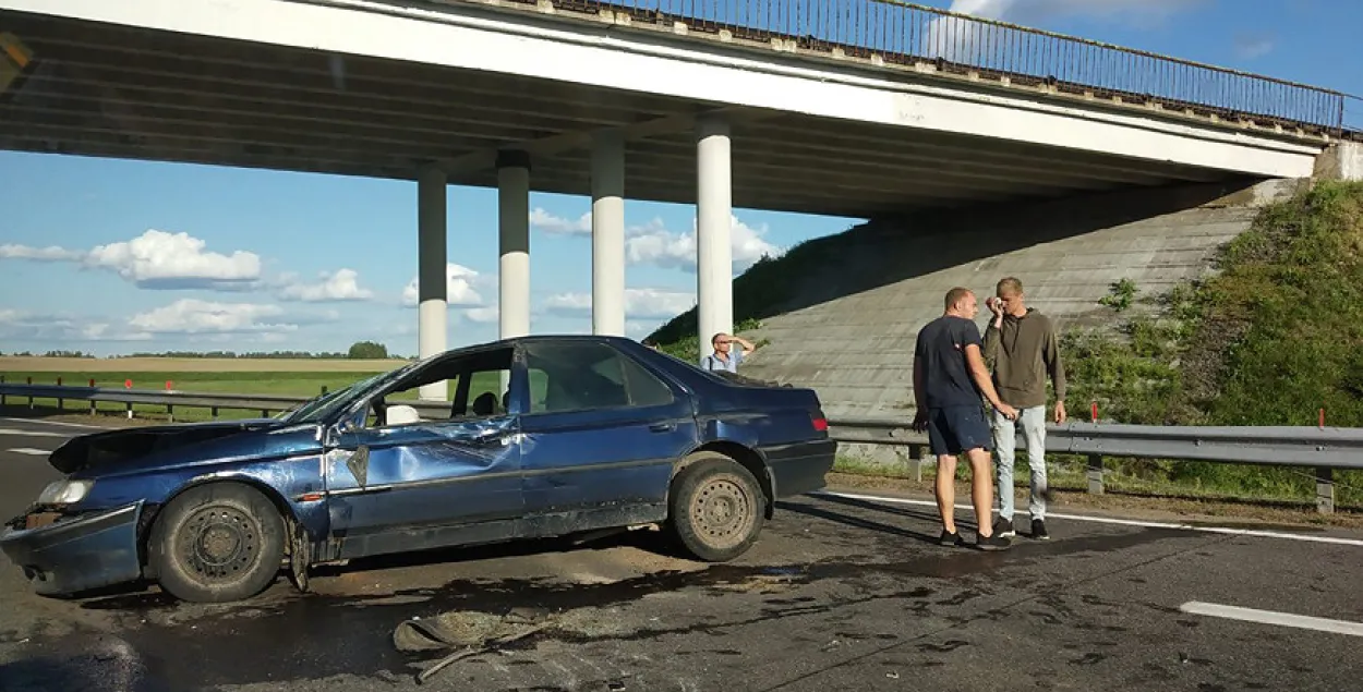 На трасе пад Мінскам сутыкнуліся машына і рэйсавы аўтобус (фота)