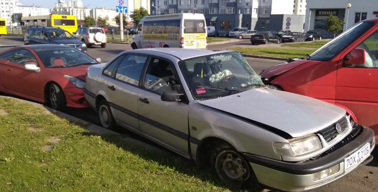 Аголены мужчына на мікрааўтобусе ўчыніў аварыю ў Мінску