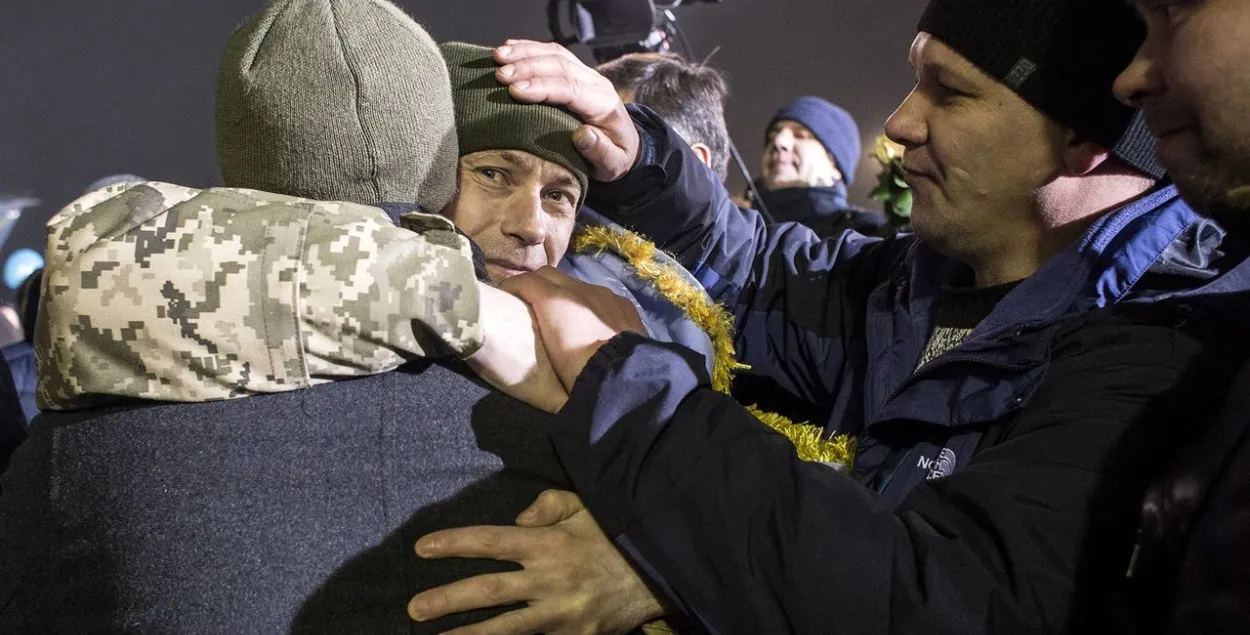 Як ва Украіне сустракалі вызваленых з палону (фотарэпартаж) 