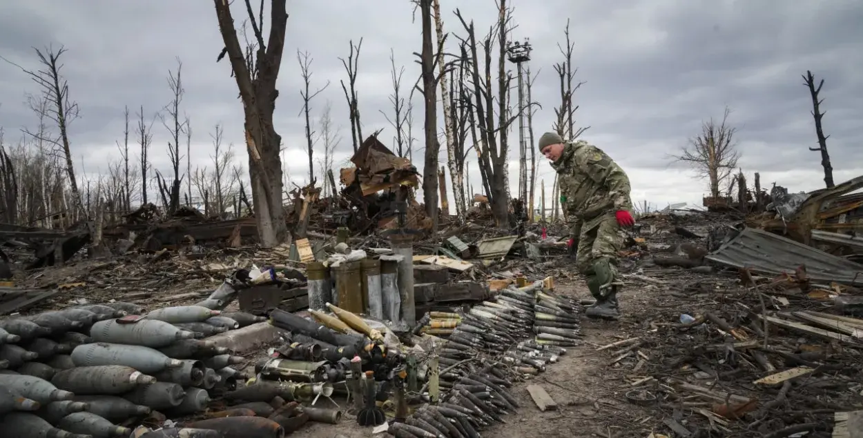 Сапёр збірае боепрыпасы ў Гастомелі Кіеўскай вобласці&nbsp;/ АР